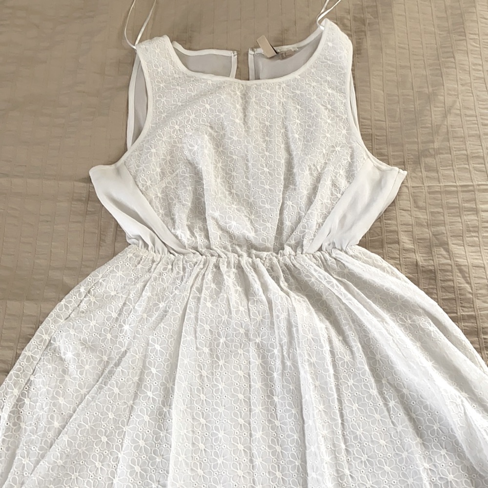 H&M, women’s size 6, white flower dress.